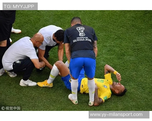 内马尔遭遇无接触拉伤痛苦倒地队医紧急救治后顽强回归赛场 内马尔遭遇无接触拉伤痛苦倒地队医紧急救治后顽强回归赛场